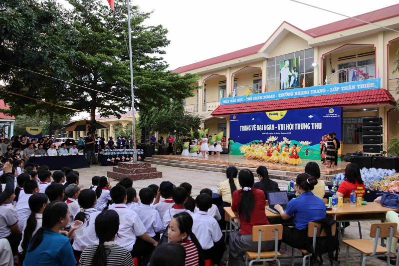 Không khí đêm hội thêm sôi động với các tiết mục văn nghệ, ảo thuật và giao lưu ca hát (Ảnh: Nguyễn Hoàng).