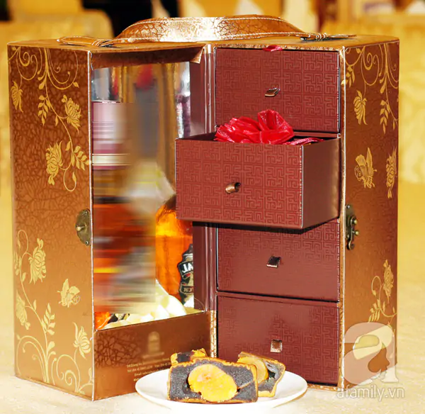 Sự lãng phí tiền của là rất lớn nếu như chúng ta vẫn giữ thói quen dùng chiếc bánh để giải quyết các mối quan hệ xã hội vào mùa Trung thu. Ảnh: Internet