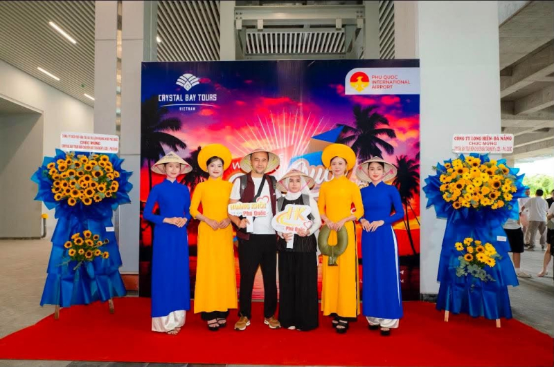 Crystal Bay Việt Nam - thành viên của Tập đoàn du lịch Crystal Bay (CBG) đón những vị khách từ Trung Á tới Phú Quốc trong chuyến bay ngày 23/9.