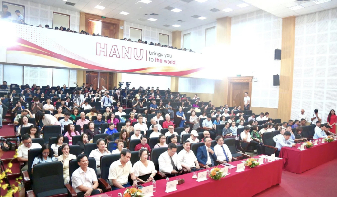 Các đại biểu, tác giả và khách mời tại Lễ tổng kết, trao giải Cuộc thi viết “Cha và con gái” lần thứ 4.