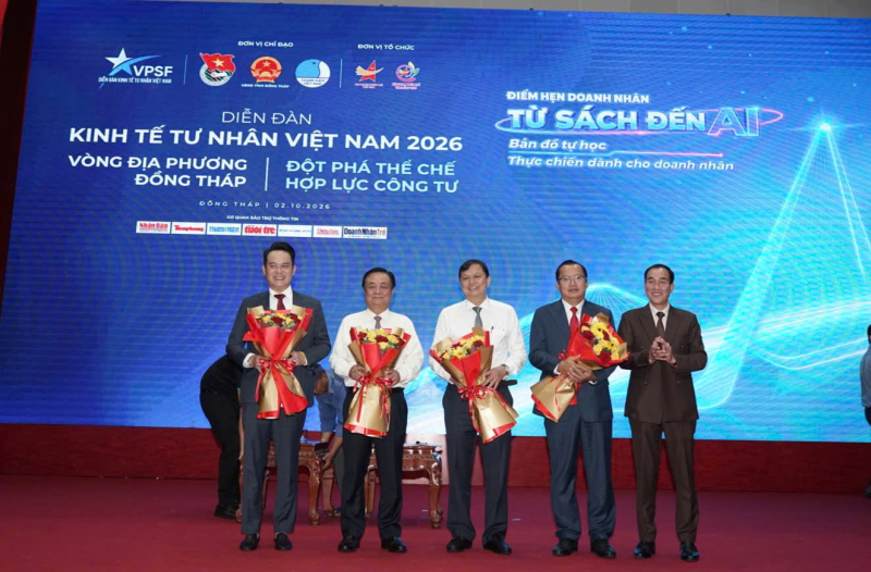 Các diễn giả nhận hoa chúc mừng của chương trình