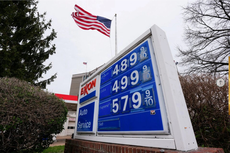 Bảng hiển thị giá xăng tại Washington D.C., Mỹ hồi tháng 3/2026. Ảnh: Reuters