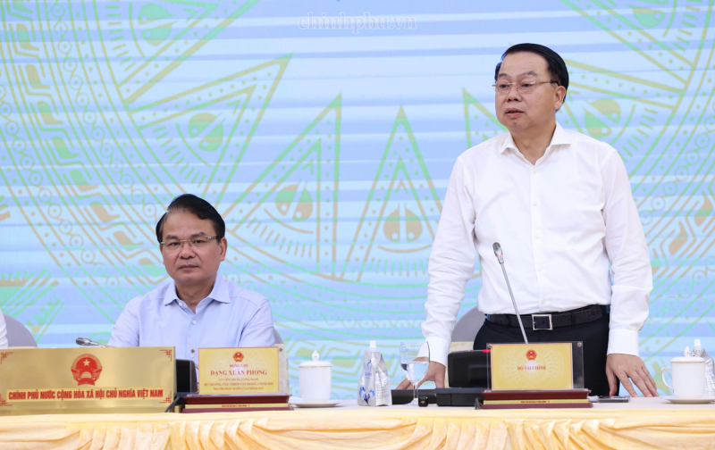 Thứ trưởng Bộ Tài chính Nguyễn Đức Chi trả lời câu hỏi của báo chí tại họp báo. Ảnh: chinhphu.vn