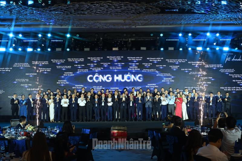 Các đại biểu, khách mời cùng đông đảo doanh nhân trẻ đứng chụp ảnh lưu niệm trên sân khấu trong không khí hân hoan, rực rỡ pháo hoa tại chương trình Tết doanh nhân HanoiBA.