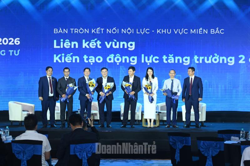 Các diễn giả nhận hoa của ban tổ chức Diễn đàn Kinh tế Doanh nhân Việt Nam 2026 – Khu vực miền Bắc