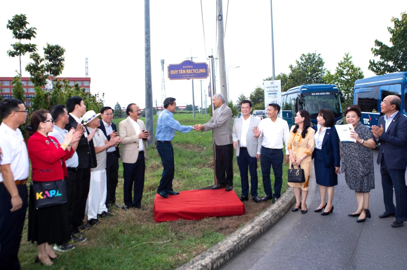 Ông Trần Duy Hy, nhà sáng lập, Chủ tịch HĐQT Công ty CP Nhựa tái chế Duy Tân bên con đường Duy Tân Recycling.