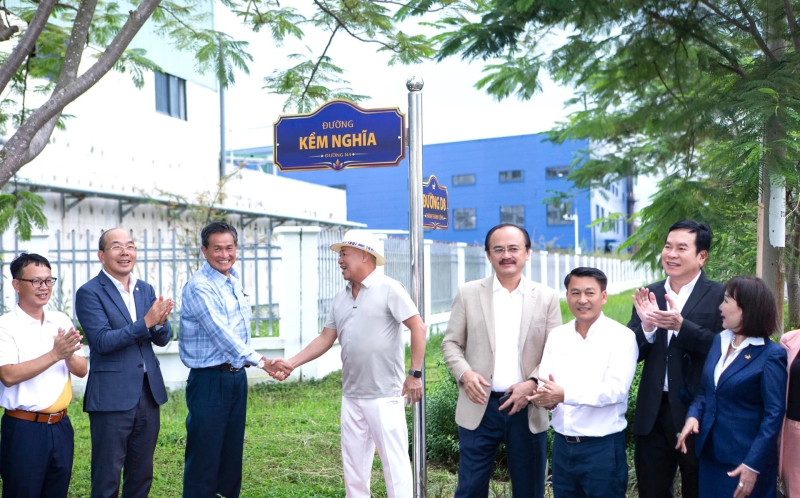 Ông Nguyễn Minh Tuấn, nhà sáng lập, Chủ tịch HĐQT Công ty Kềm Nghĩa bên con đường mang tên Kềm Nghĩa.