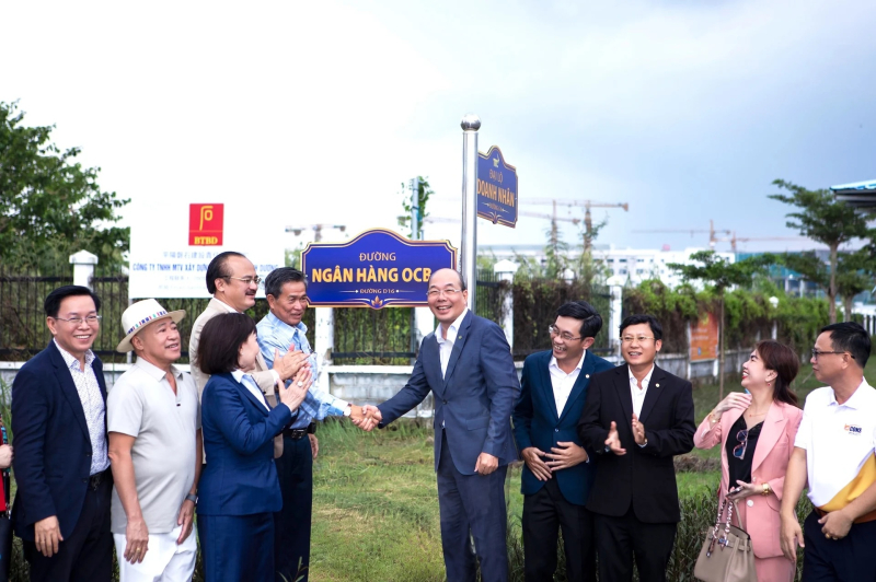 Ông Trịnh Văn Tuấn, Chủ tịch HĐQT Ngân hàng OCB bên con đường mang tên Ngân hàng OCB.