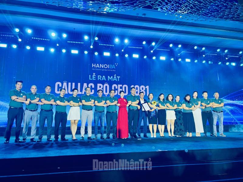 Đại diện lãnh đạo Hội Doanh nghiệp trẻ Hà Nội (HanoiBA) trao quyết định thành lập và tặng hoa chúc mừng Ban Điều hành Câu lạc bộ CEO 1981 tại Lễ ra mắt chính thức ngày 02/10/2026.