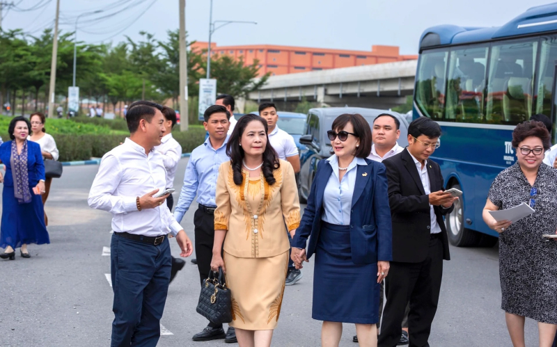 Bà Huỳnh Bích Ngọc, Phó chủ tịch thường trực, Tổng giám đốc Tập đoàn TTC giới thiệu KCN Thành Thành Công đến các doanh nhân hội viên VBB.