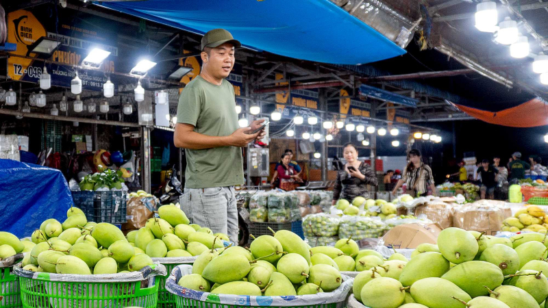 Công ty Quản lý và Kinh doanh chợ Bình Điền nắm chắc kế hoạch nhập hàng. Ảnh: SATRA