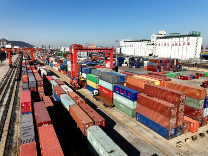Các container được bốc xếp tại Cơ sở Logistics Quốc tế Trung Quốc - Kazakhstan ở Liên Vân Cảng, tỉnh Giang Tô, miền Đông Trung Quốc. Ảnh: China Daily
