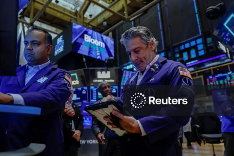 Các nhà giao dịch làm việc trên sàn Giao dịch chứng khoán New York. Ảnh: Reuters