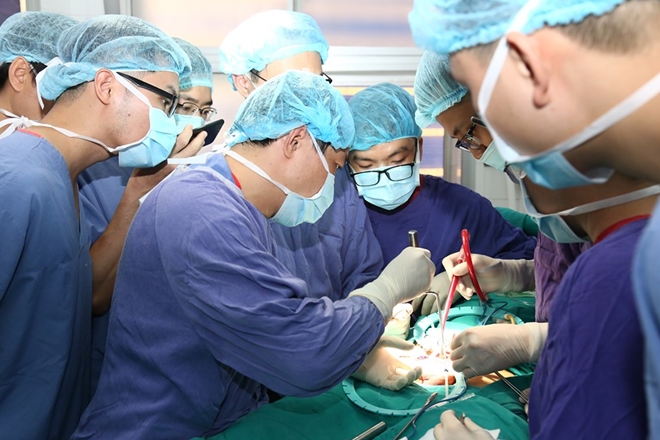 Các bác sĩ Bệnh viện Việt Đức đang tiến hành ca phẫu thuật. Ảnh: BV