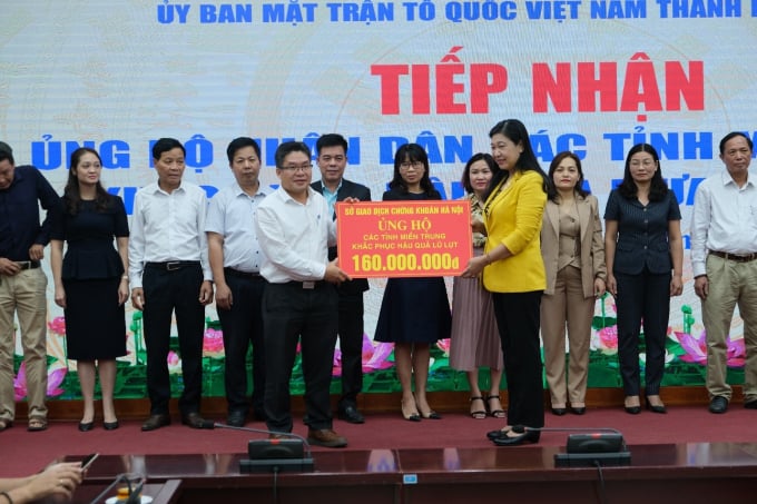 Ông Nguyễn Thành Long, Chủ tịch HĐQT HNX trao số tiền ủng hộ cho đại diện Ủy ban Mặt trận Tổ quốc Việt Nam TP Hà Nội. Ảnh: HNX