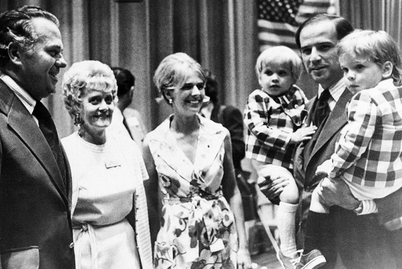 Ông Biden bế 2 con trai và vợ cũ Neilia năm 1972, chỉ vài tháng trước vụ tai nạn thảm khốc. Ảnh: AP