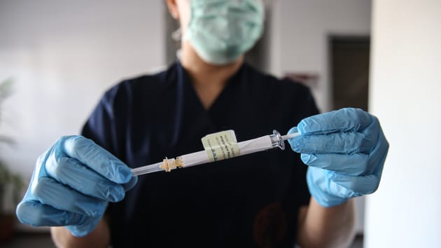 Ngân hàng UBS cho rằng không nên ảo tưởng về vaccine ngừa Covid-19. Ảnh: CNBC