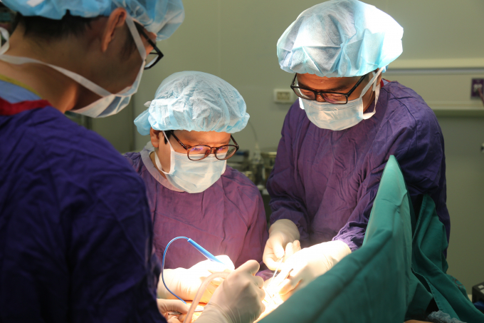 Các bác sĩ Bệnh viện Việt Đức đang thực hiện ca phẫu thuật. Ảnh: BV