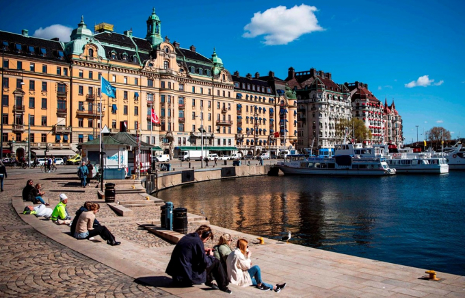 Người dân Thụy Điển vẫn tụ tập trong làn sóng lây lan Covid-19 lần thứ nhất. Ảnh: AFP