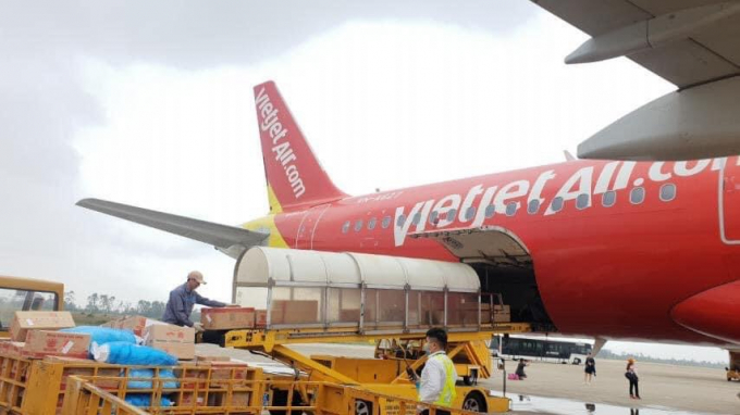 Vietjet vận chuyển miễn phí hàng hóa cứu trợ đi đến một số sân bay miền Trung. Ảnh TL