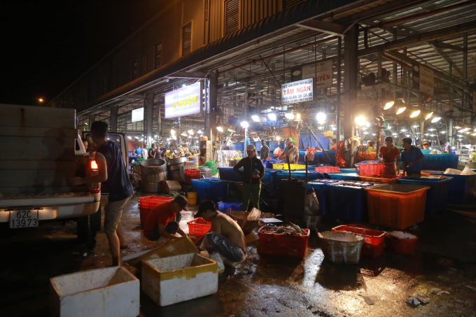 Lượng cá về tấp nập tại chợ Bình Điền. Ảnh Vĩnh Hy.
