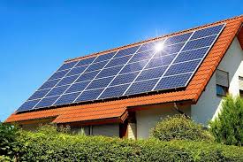Chuyên gia nói không nên mua bán điện mặt trời mái nhà trong vài năm tới