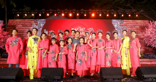 NTK Việt Hùng hạnh phúc trong đêm Gala Đại sứ Áo dài Việt Nam