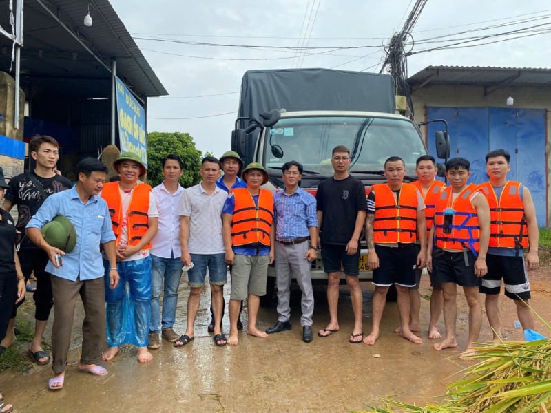 Ban lãnh đạo cùng nhân viên công ty đã vượt lũ trao tận tay những hộ dân hoàn cảnh khó khăn chịu ảnh hưởng do bão tại Xóm chảy, xã Hà châu, huyện Phú Bình, tỉnh Thái Nguyên.